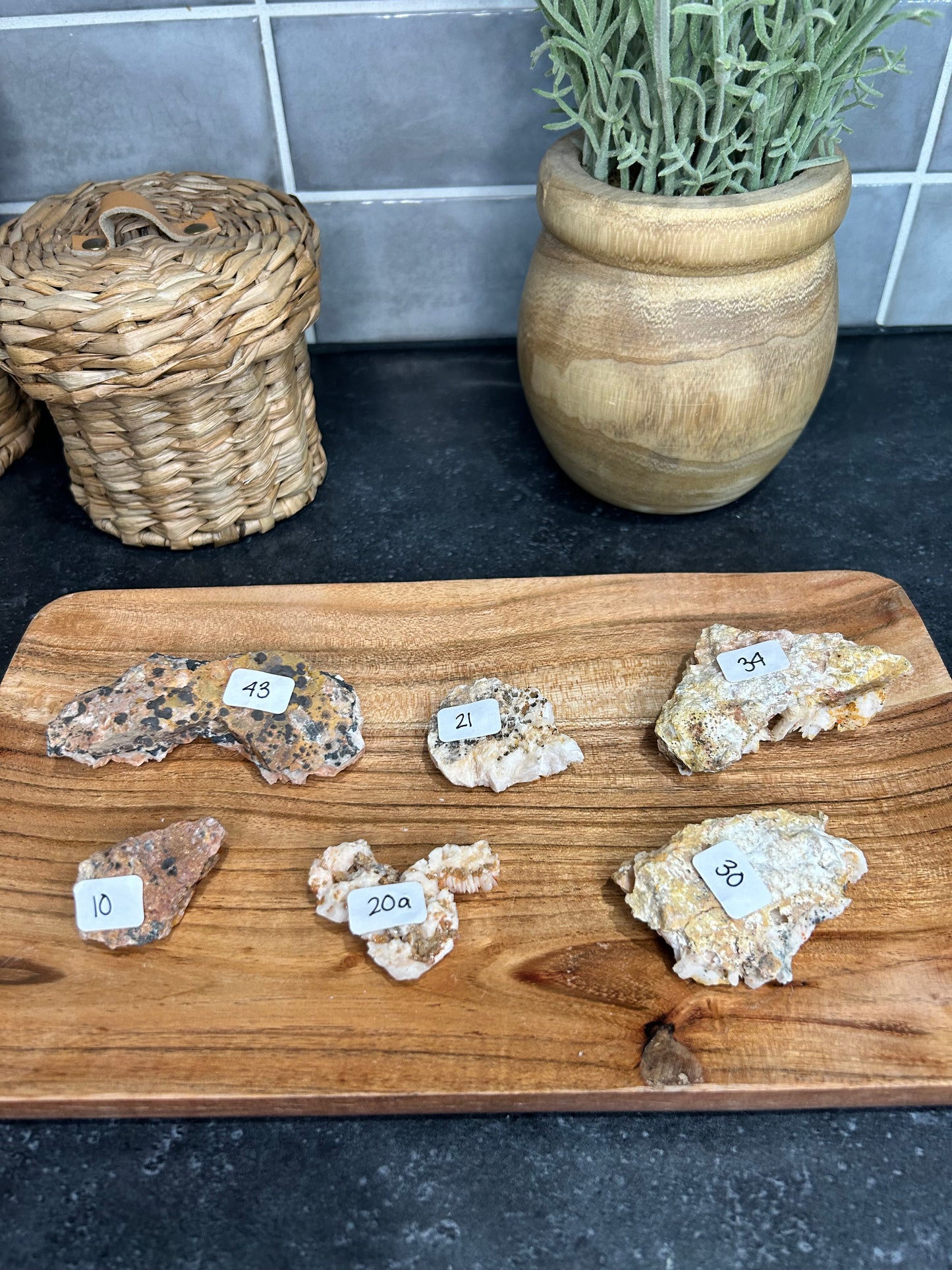 Vanadinite on Barite